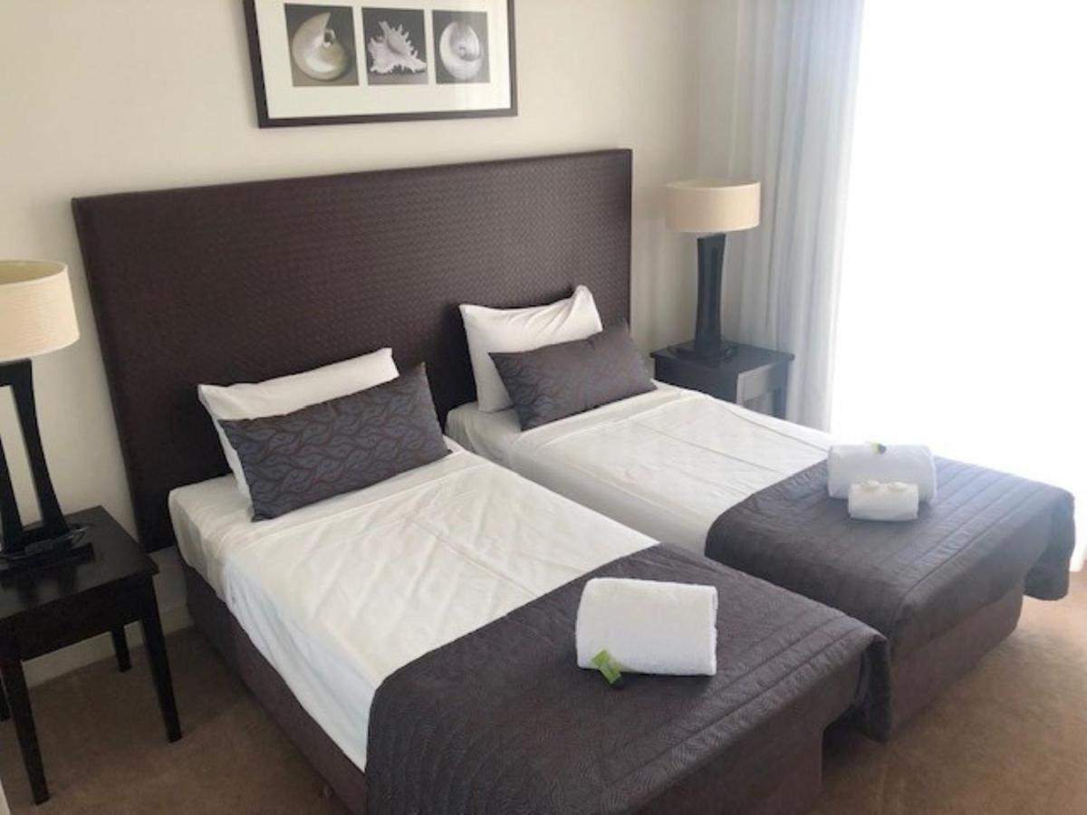Grand Mercure Allegra Hervey Bay Extérieur photo A bedroom at the hotel