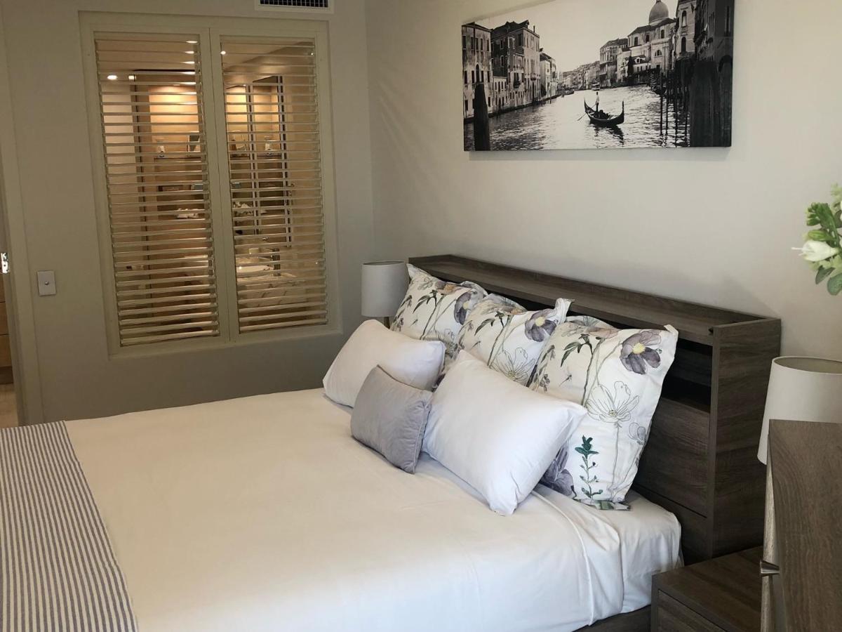 Grand Mercure Allegra Hervey Bay Extérieur photo A bedroom with plantation shutters