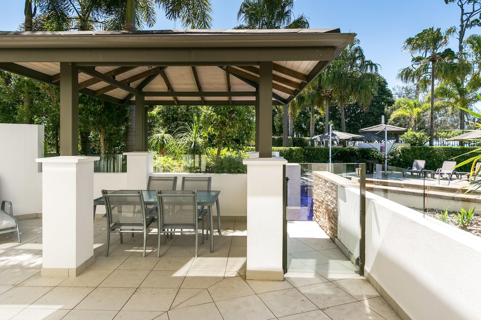 Grand Mercure Allegra Hervey Bay Extérieur photo The pool at the hotel