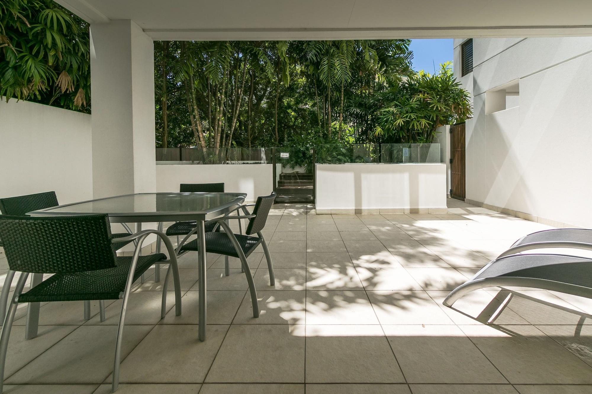 Grand Mercure Allegra Hervey Bay Extérieur photo The courtyard of a typical apartment at the complex