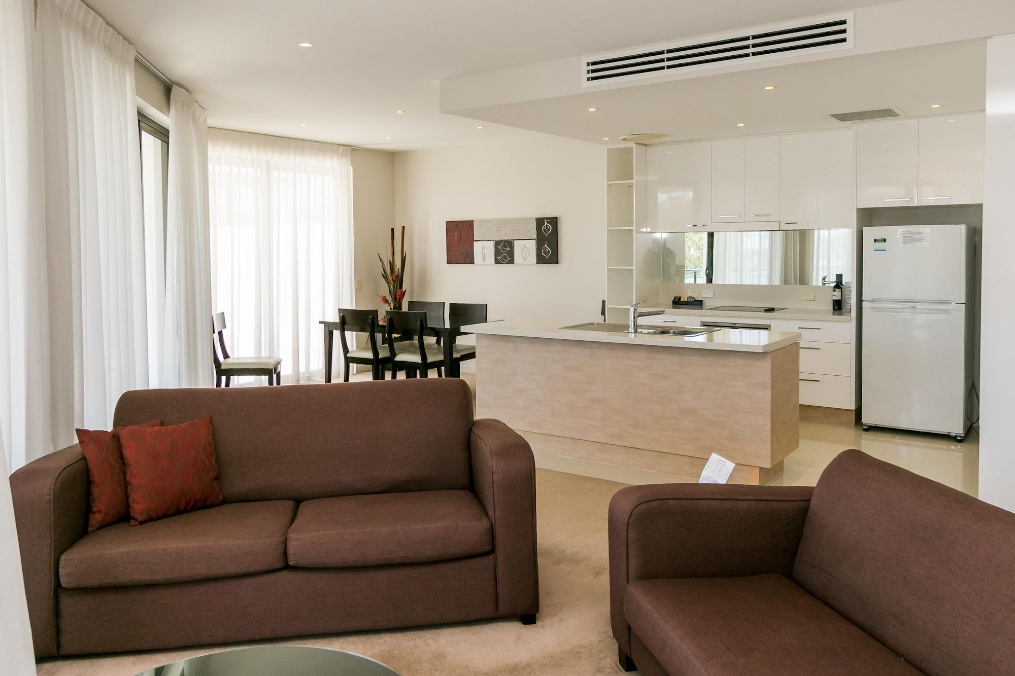 Grand Mercure Allegra Hervey Bay Extérieur photo A living room with a kitchen