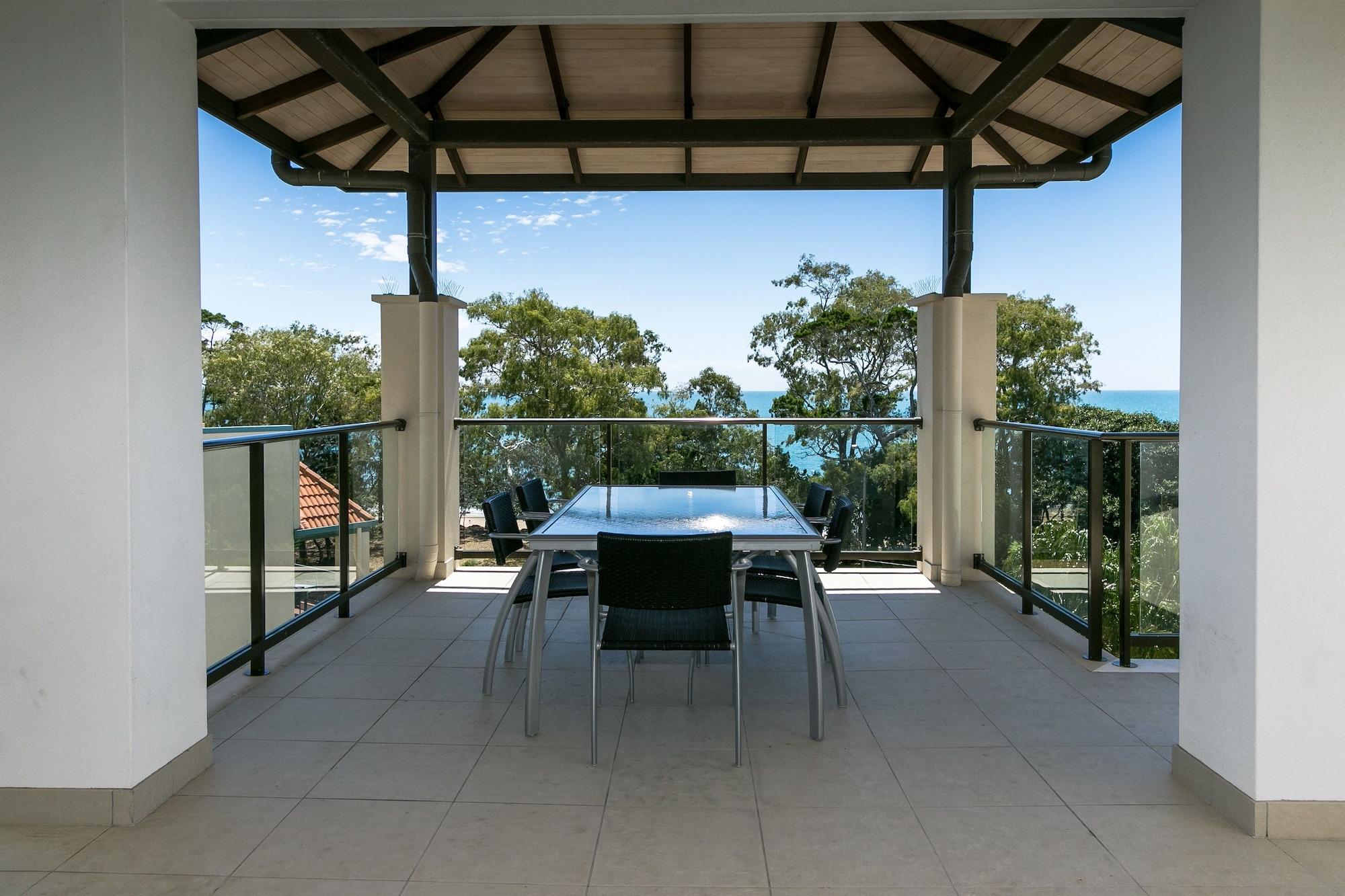 Grand Mercure Allegra Hervey Bay Extérieur photo A balcony
