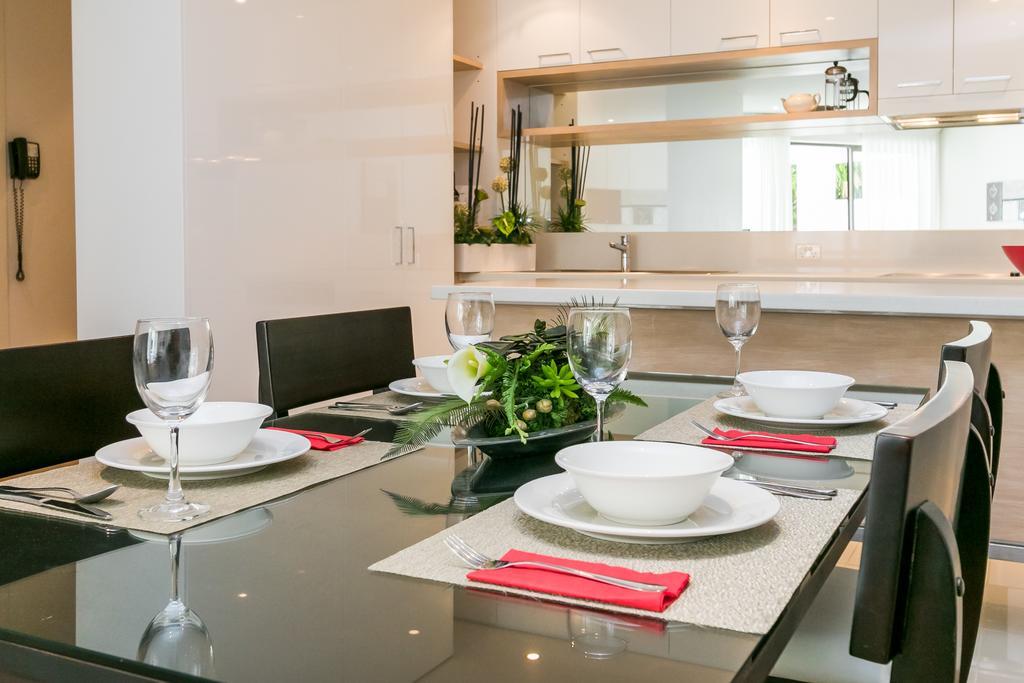 Grand Mercure Allegra Hervey Bay Extérieur photo A dining room table set for dinner