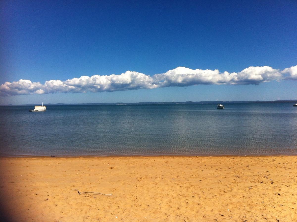 Grand Mercure Allegra Hervey Bay Extérieur photo View of the bay from the beach