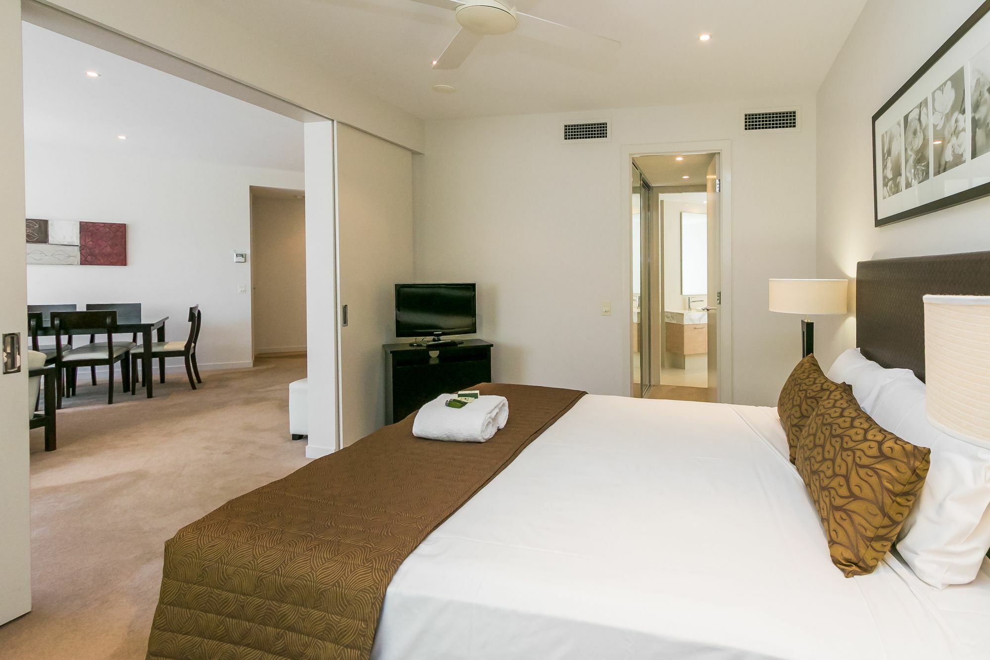 Grand Mercure Allegra Hervey Bay Extérieur photo A bedroom at the Mantra on Lake Orr